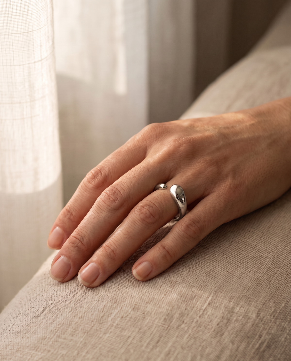 Onde Ring – Silber, Lifestyle am Finger