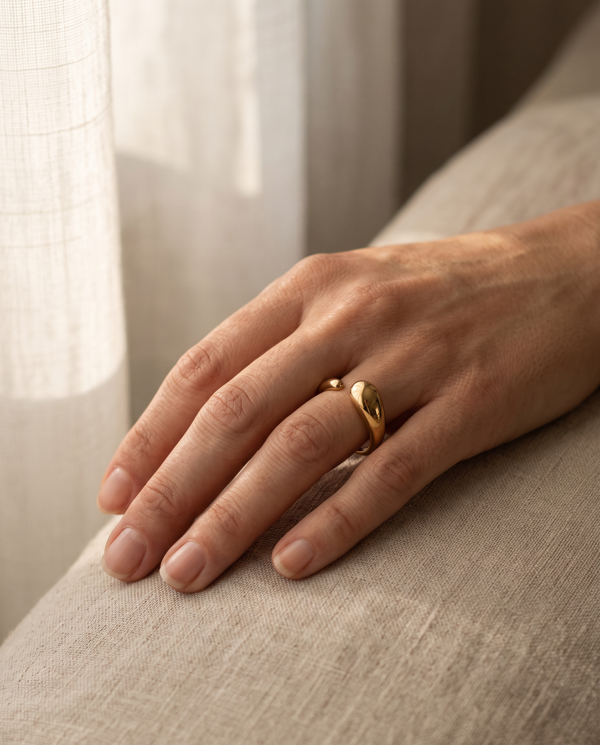 Onde Ring – Gold, Lifestyle am Finger