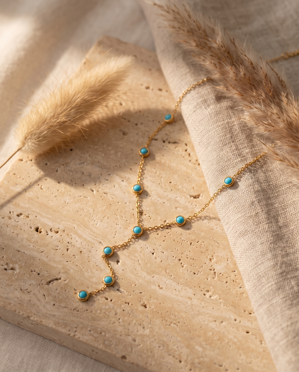 Cascade Halskette – Gold, Lifestyle Flatlay