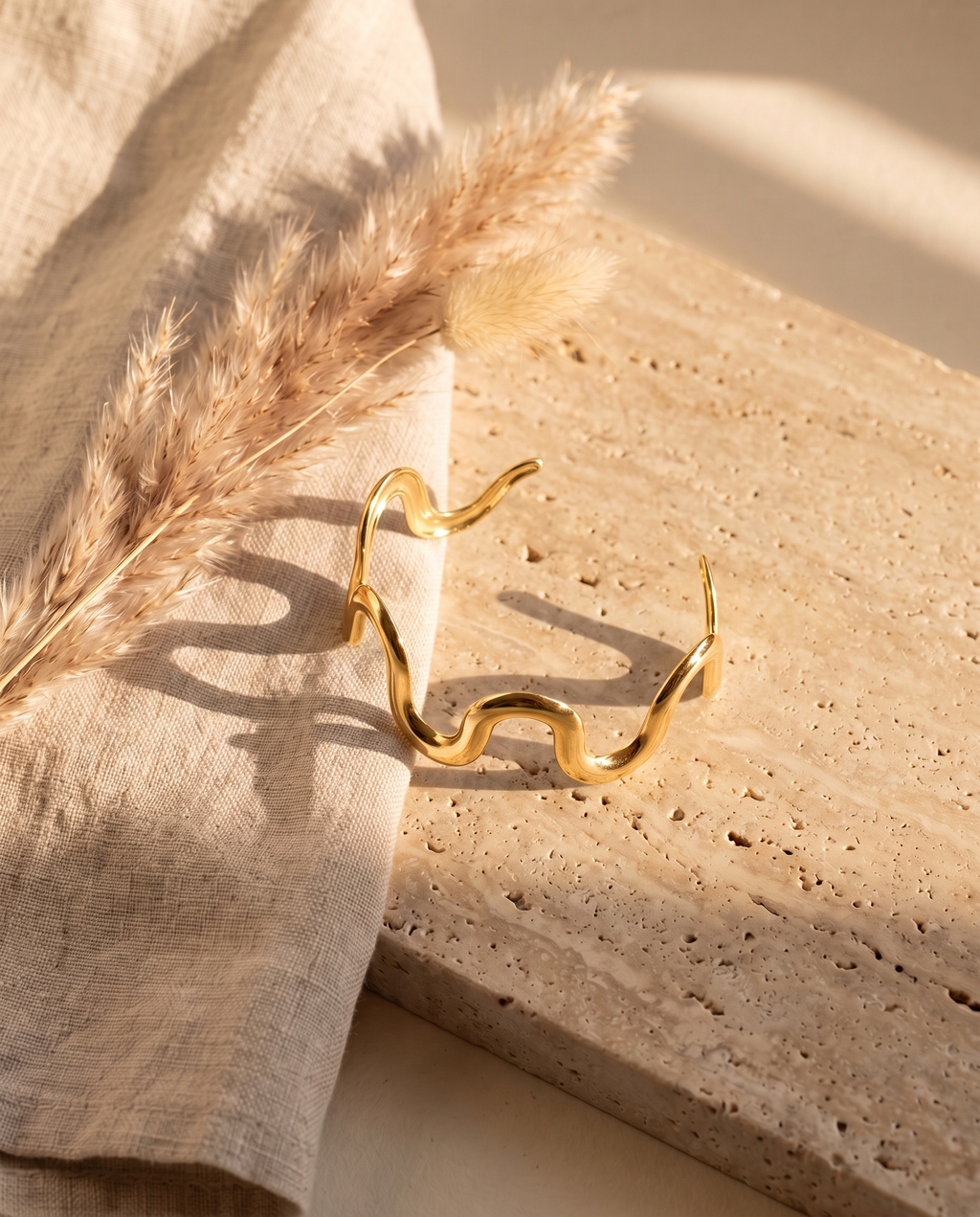 Courant Armreif – Gold, Lifestyle Flatlay