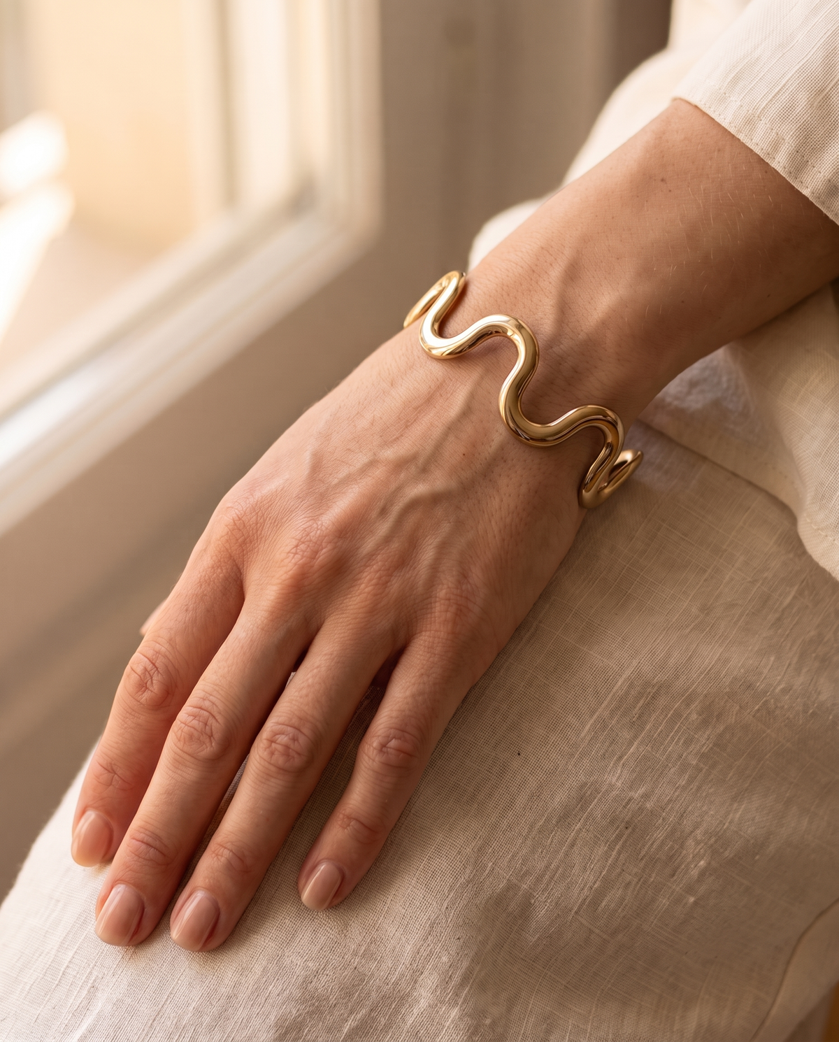 Courant Armreif – Gold, am Handgelenk