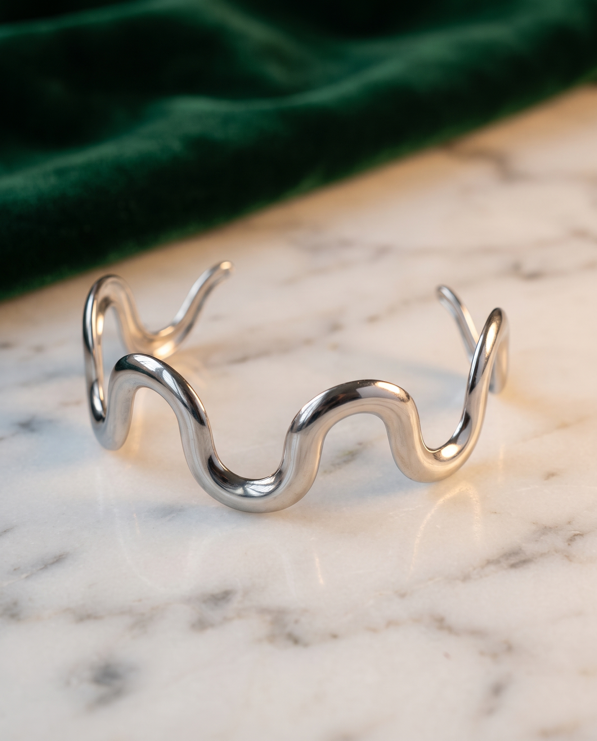 Courant Armreif – Silber, Editorial Marmor
