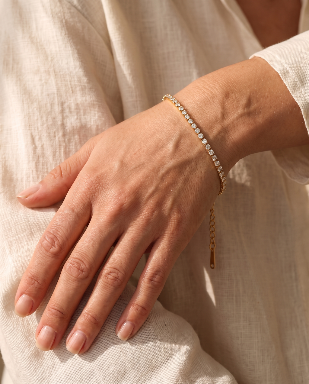 Éclat Armband – 2 mm Gold, am Handgelenk