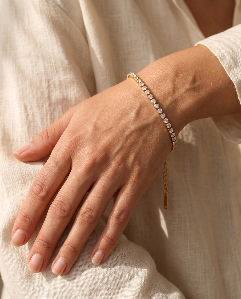 Éclat Armband – 3 mm Gold, am Handgelenk