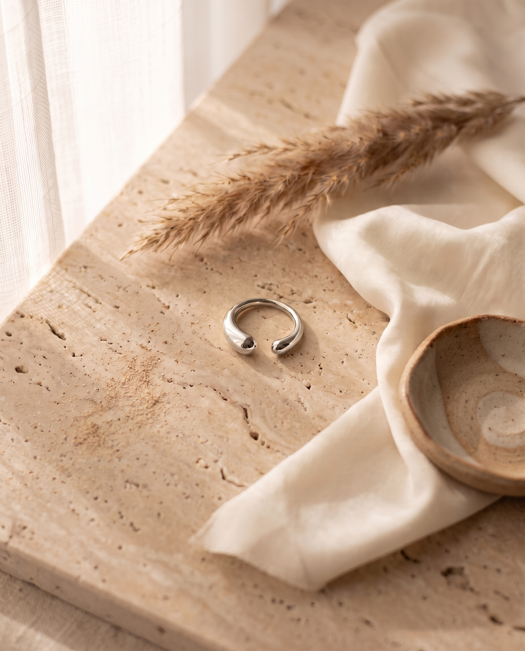 Onde Ring – Silber, Lifestyle Flatlay