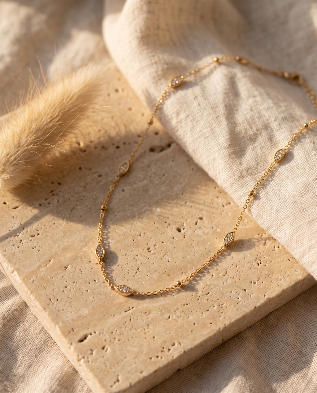 Fashio Halskette – Gold, Lifestyle Flatlay