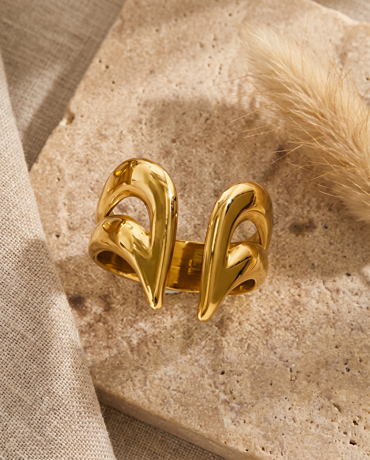 Flamme Ring – Gold, Lifestyle Flatlay