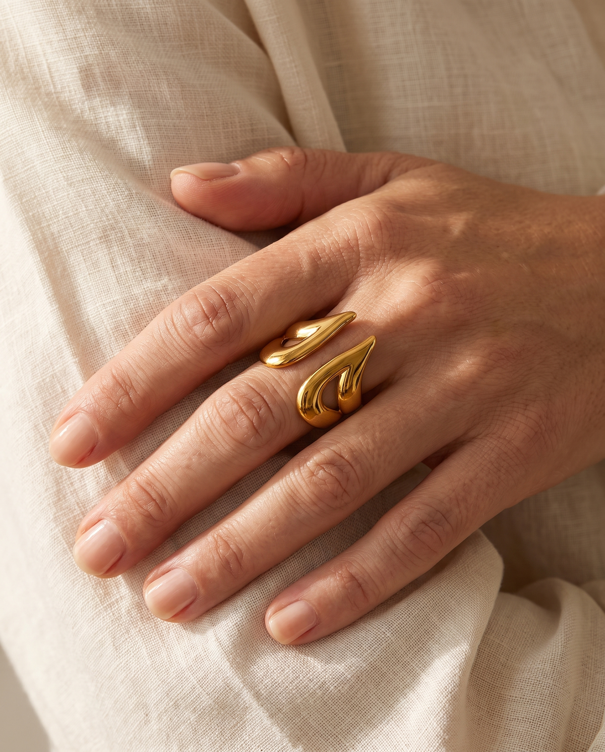 Flamme Ring – Gold, Lifestyle am Finger