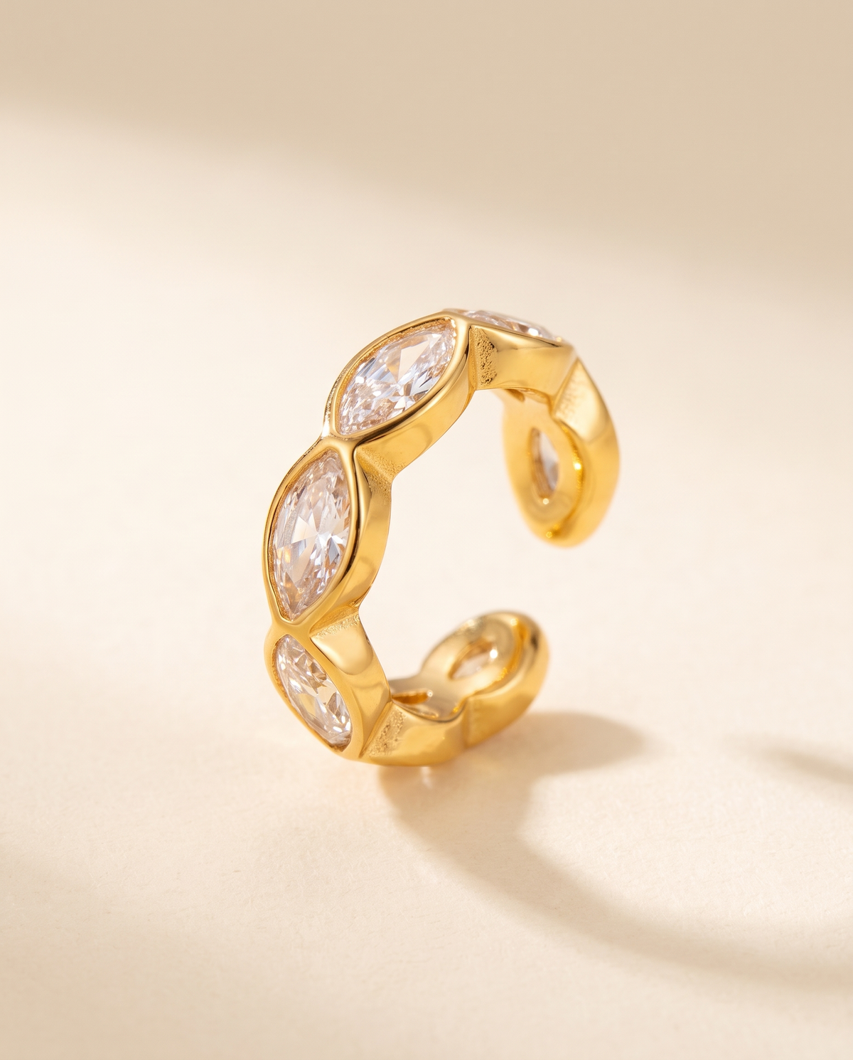 Glace Ear Cuff – Gold, Studio-Packshot