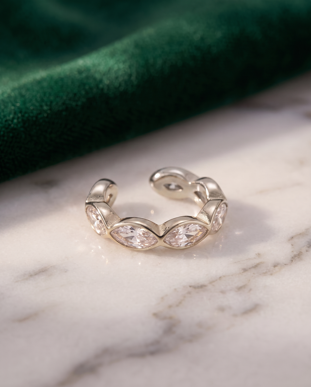 Glace Ear Cuff – Silber, Editorial Marmor