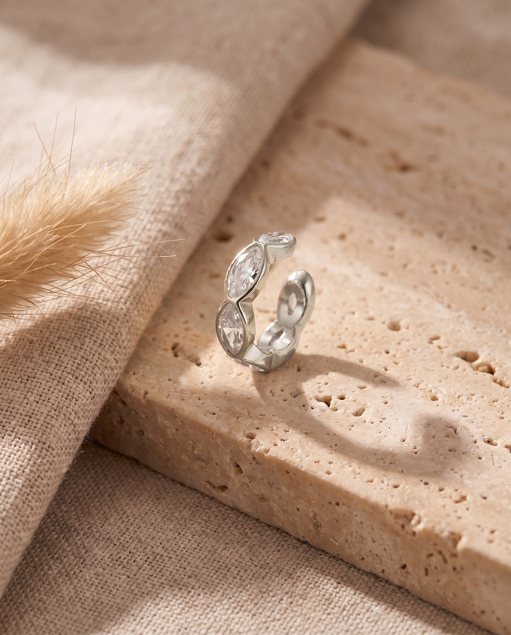 Glace Ear Cuff – Silber, Lifestyle Flatlay
