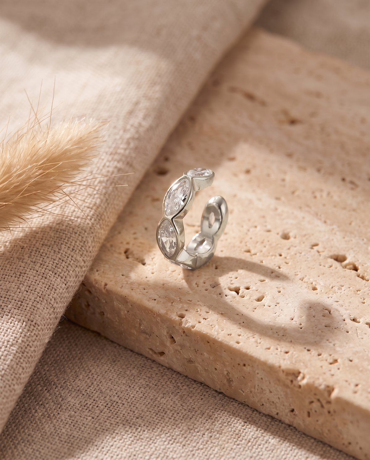 Glace Ear Cuff – Silber, Lifestyle Flatlay