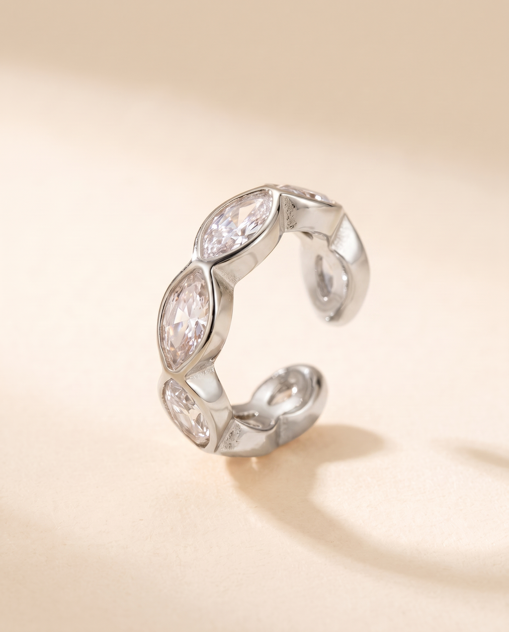 Glace Ear Cuff – Silber, Studio-Packshot