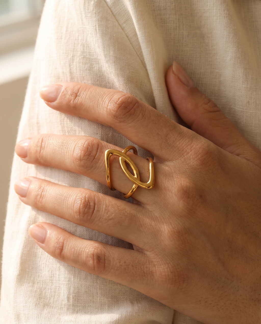 Infini Ring – Gold, Lifestyle am Finger