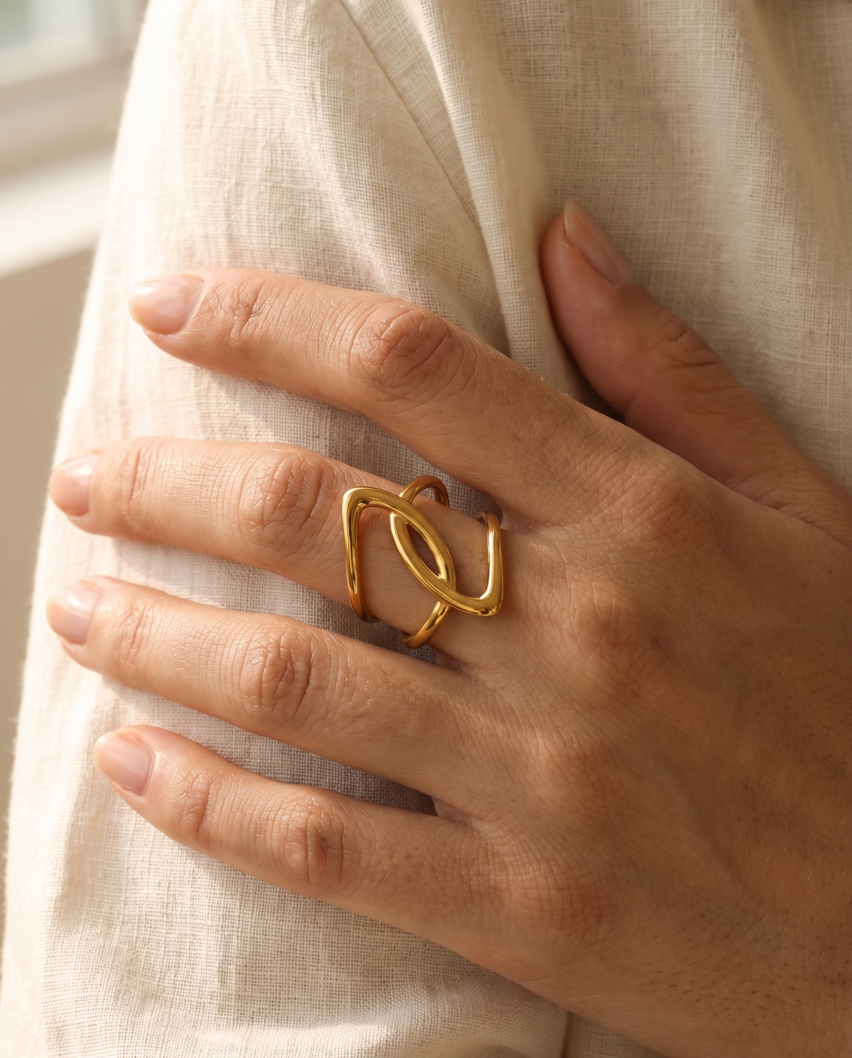 Infini Ring – Gold, Lifestyle am Finger
