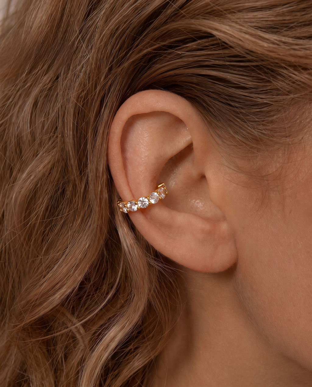 Lueur Ear Cuff – Gold, getragen am Ohr (1 Stück)