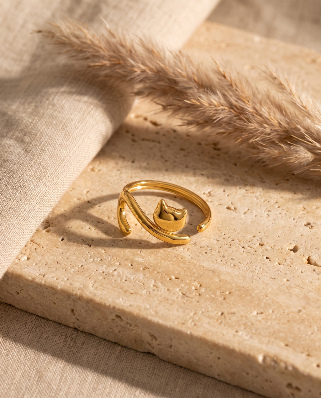 Minou Ring – Gold, Lifestyle Flatlay