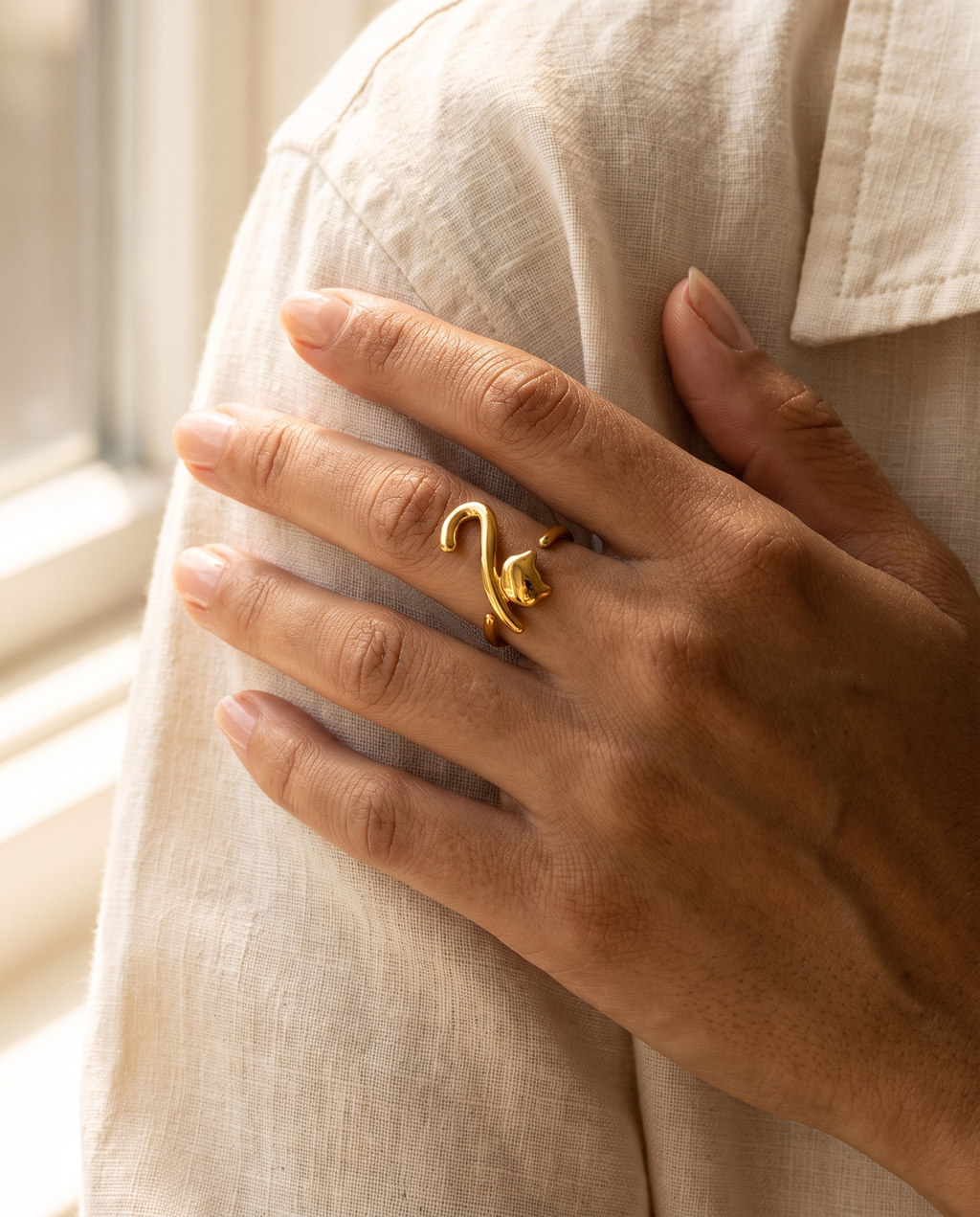 Minou Ring – Gold, Lifestyle am Finger