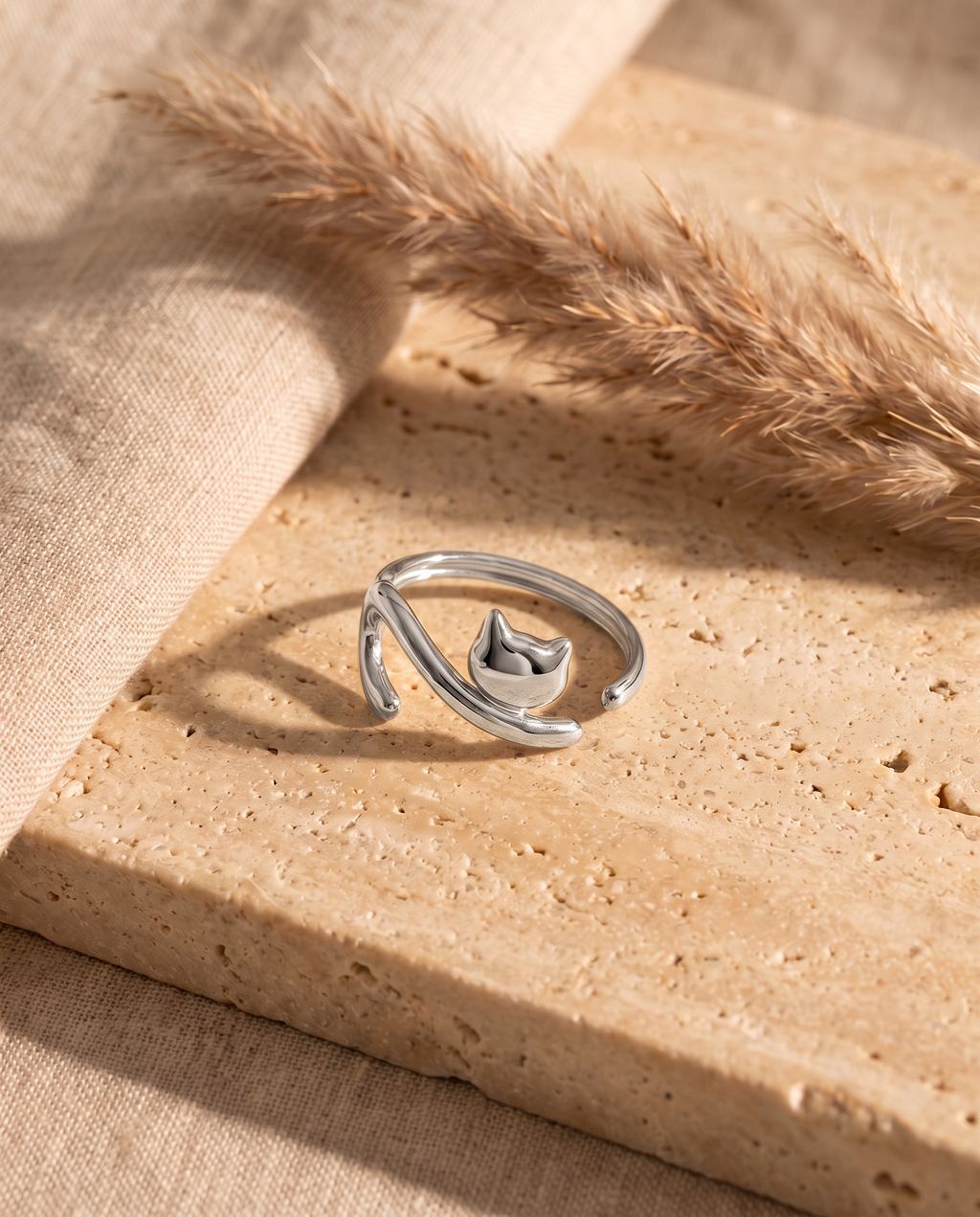 Minou Ring – Silber, Lifestyle Flatlay