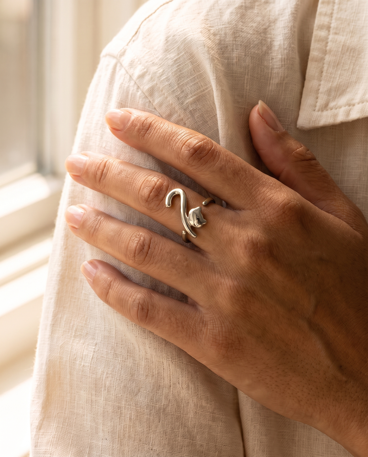 Minou Ring – Silber, Lifestyle am Finger