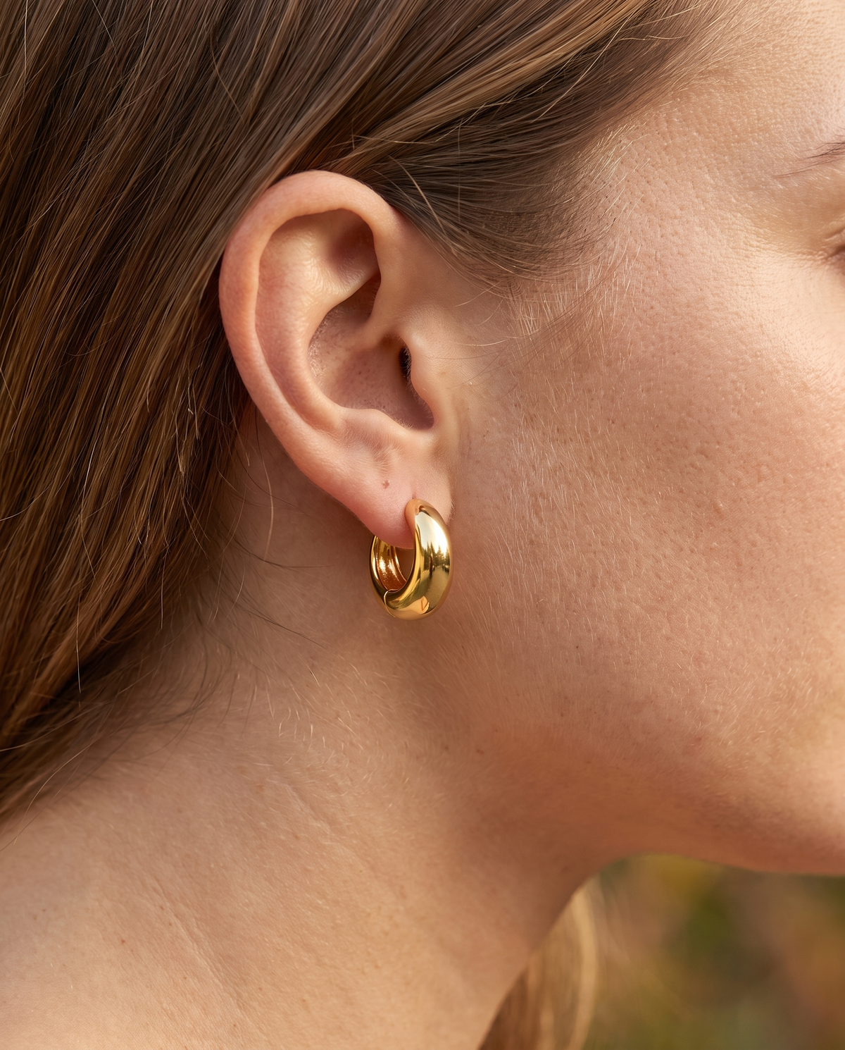 Nid Creolen – Groß, Gold, getragen am Ohr