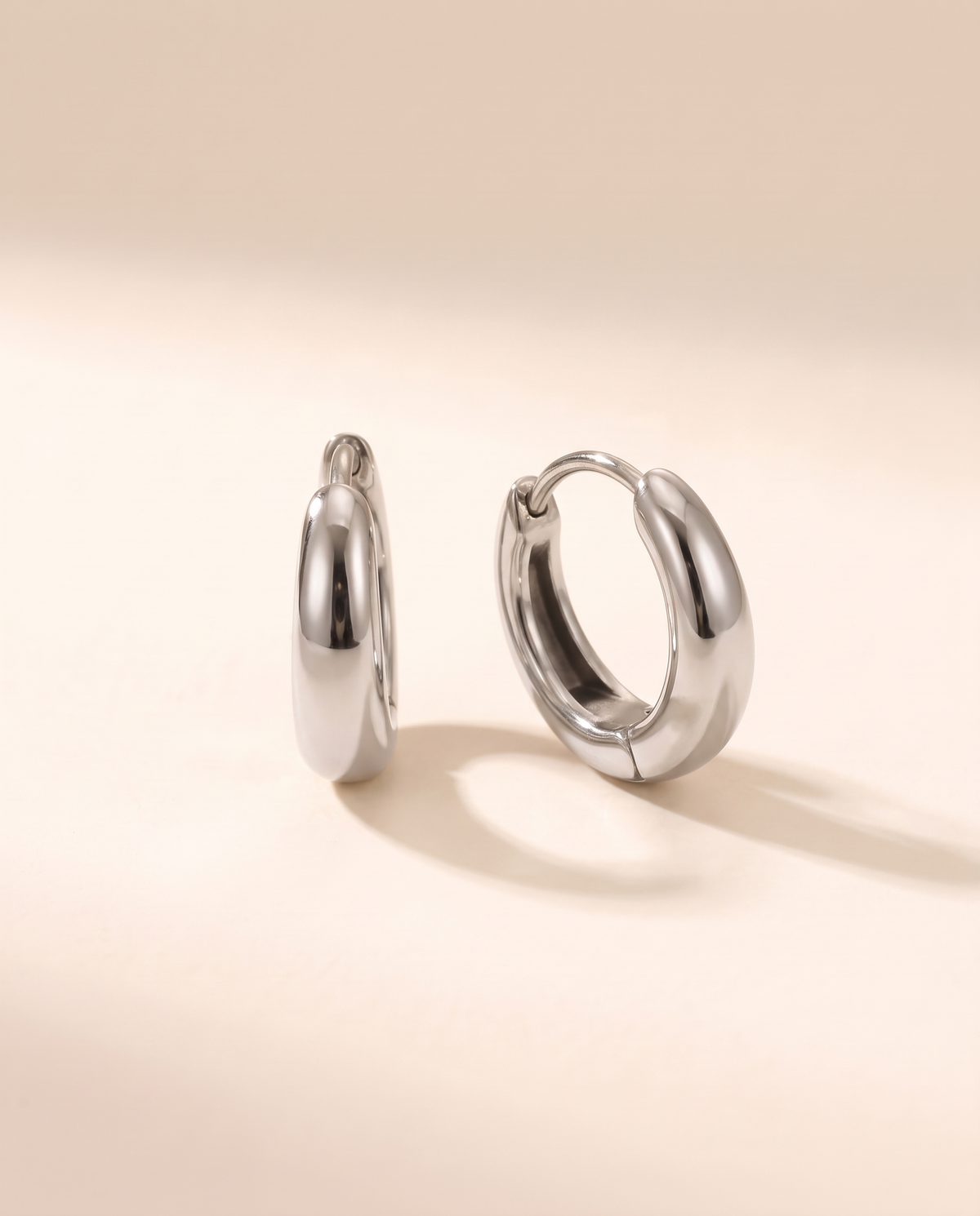 Nid Creolen – Klein, Silber, Studio-Packshot