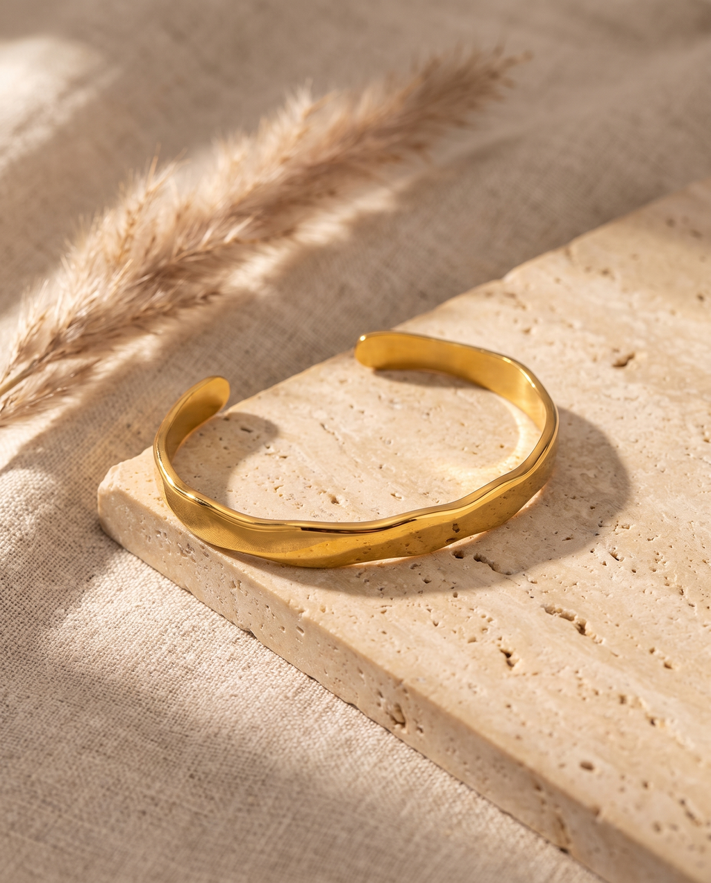 Rivière Armreif – Gold, Lifestyle Flatlay