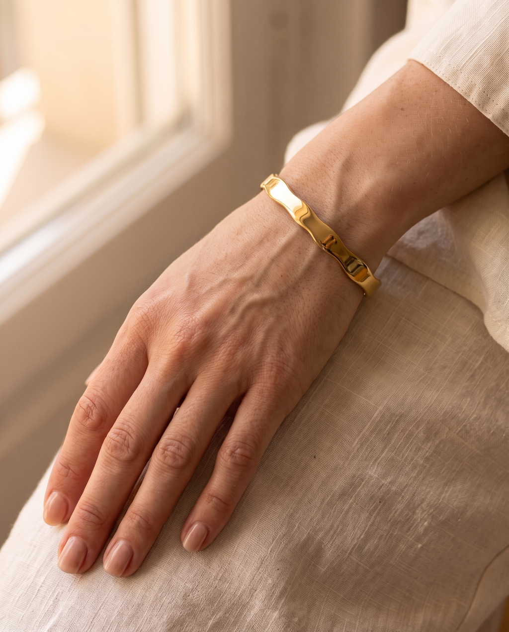 Rivière Armreif – Gold, am Handgelenk
