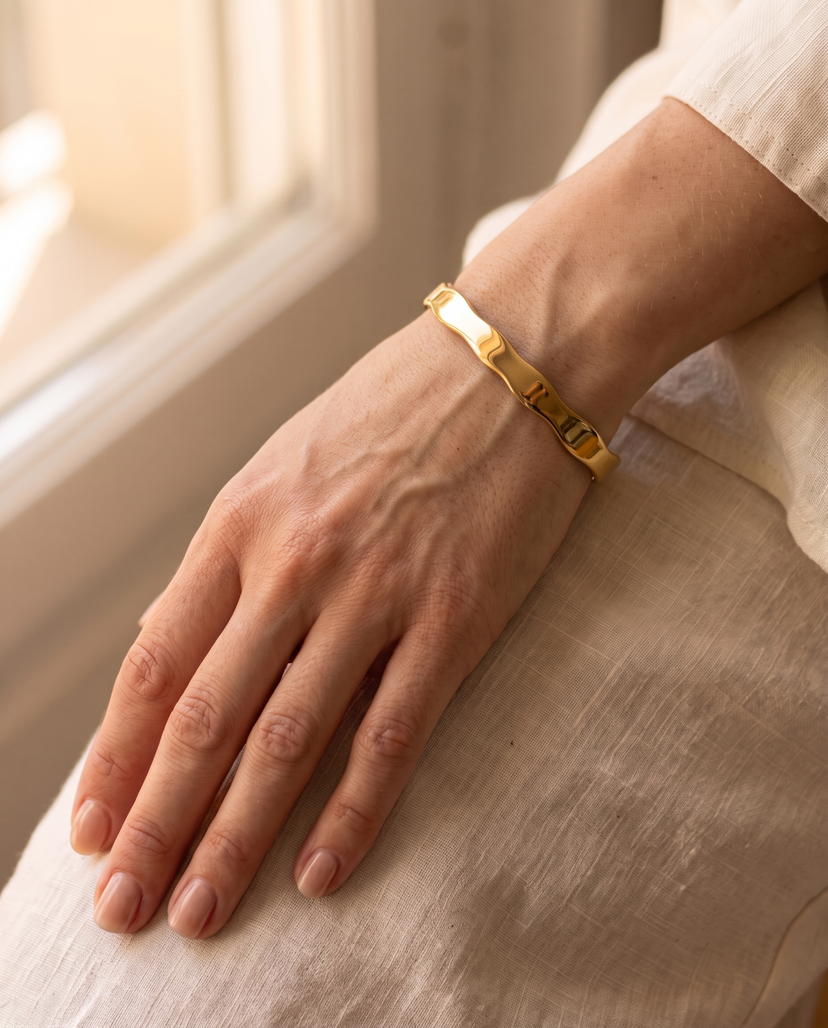 Rivière Armreif – Gold, am Handgelenk