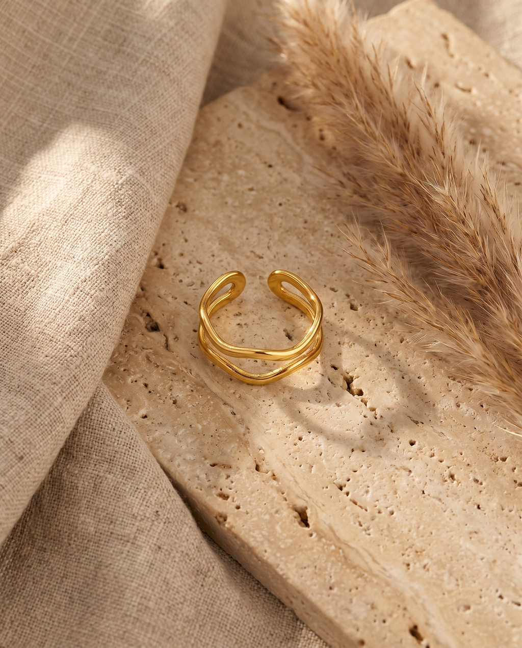 Vague Ring – Gold, Lifestyle Flatlay