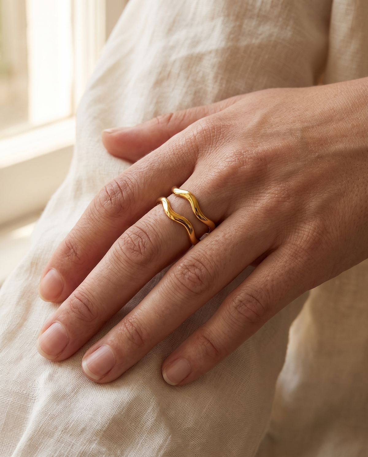 Vague Ring – Gold, Lifestyle am Finger